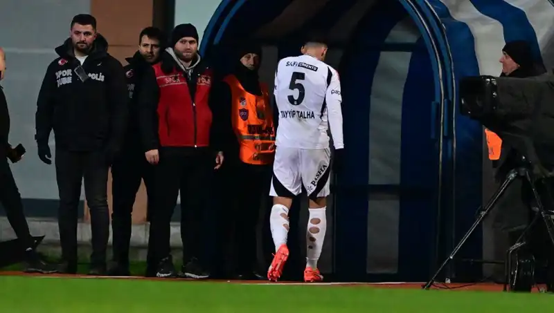 Üst Üste İki Kırmızı Kart Gören Tayyip Talha'dan Beşiktaş Taraftarına Özür
