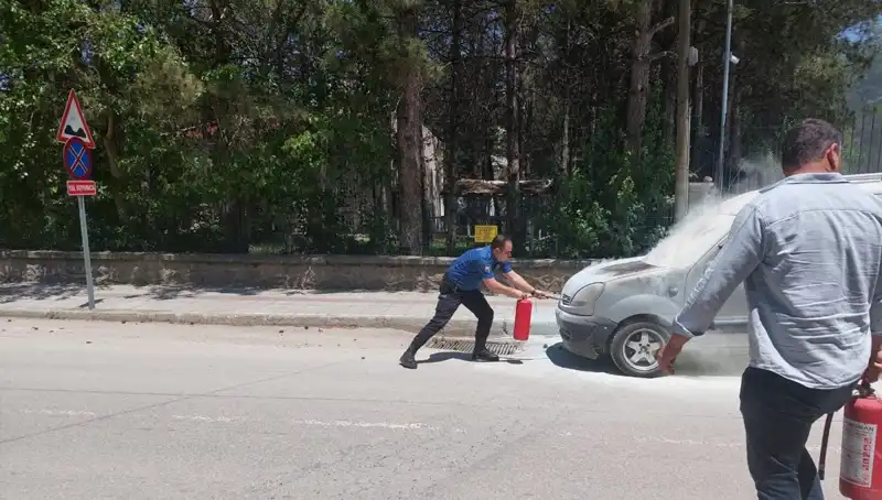 Emniyet Binasının Önünde Alev Alan Araç Polis Tarafından Söndürüldü!