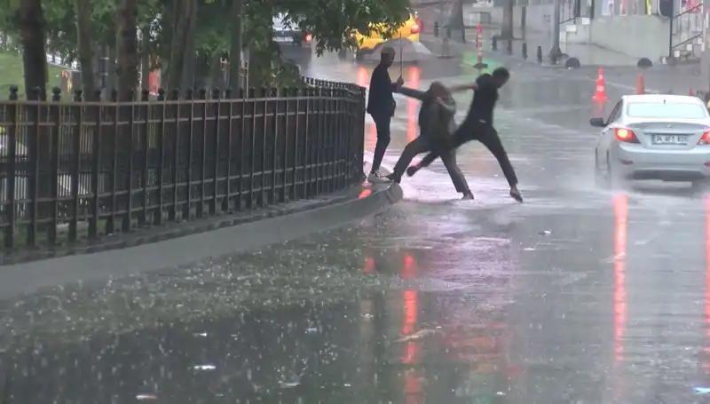 İstanbul ve İzmir’de Meteorolojiden Turuncu Kodlu Alarm: Neler Olacak?