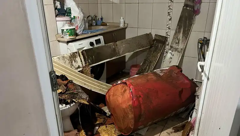 Ege’de Fırtına Alarmı: Ağaçlar Devrildi, Caddeler Karla Kaplandı!