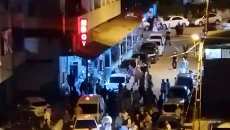 Düğün Çıkışı Eğlence Yerini Kaosa Dönüştürdü: Kalabalığın İçine Dalma Anları