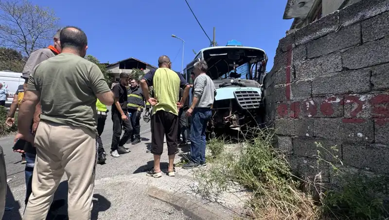Minibüs Kazası: Duvara Çarpan Araçta 14 Kişi Yaralandı!