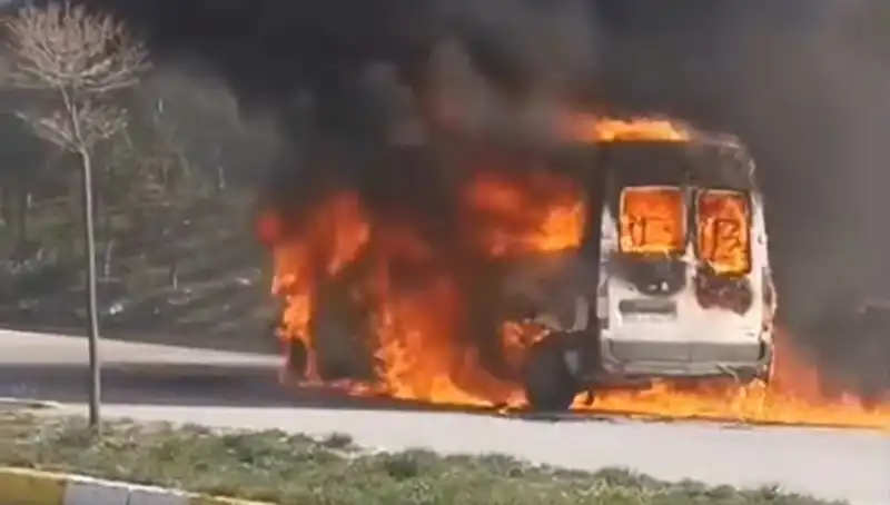 Havalimanı Servis Aracında Yangın: Personel Büyük Panik Yaşadı