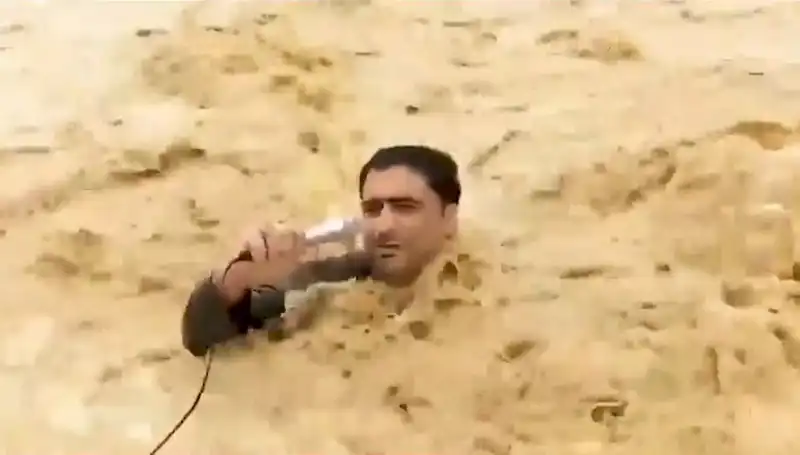 Sel Suları Yayın Sırasında Canlı Yayına Daldı: O Anlar İnanılmazdı!