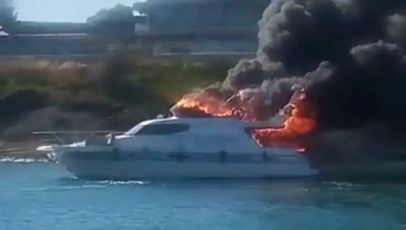 Çeşme Marina'da Şok Olay: Motoryat Alev Alev Yandı!