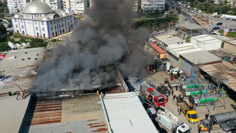 İzmir'de Oto Lastikçi Yangını: Yangının Sebebi ve Sonrası Neler Oluyor?