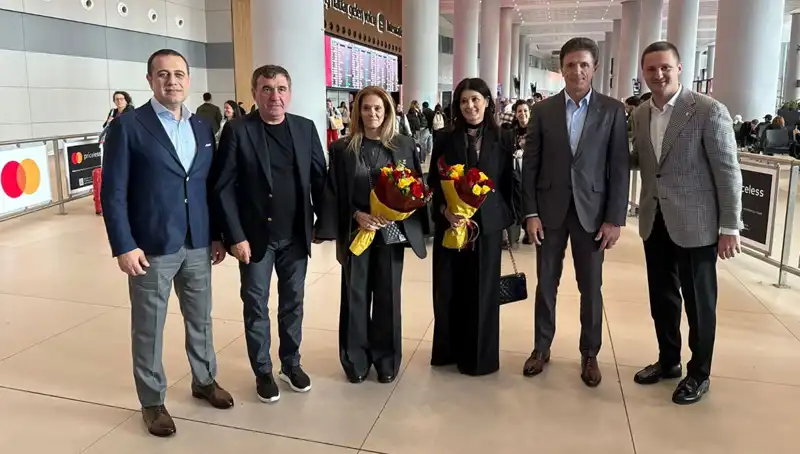Hagi ve Popescu, İstanbul’un Futbol Tutkusunu Yeniden Canlandırıyor