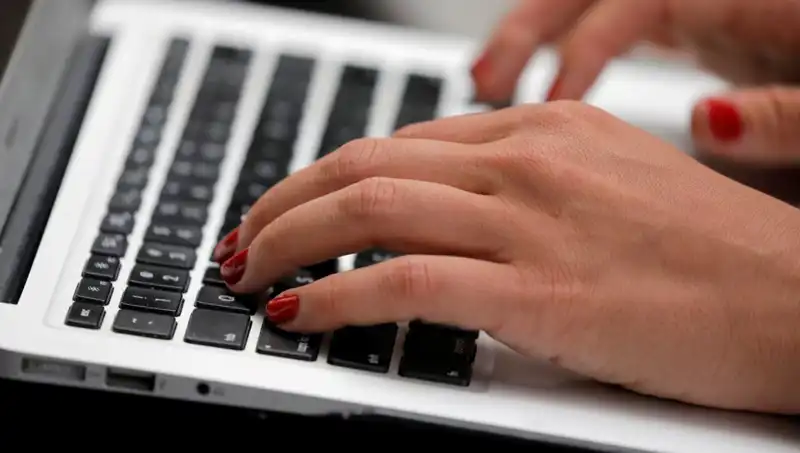 Laptop Mikrofonlarıyla İlgili Gizlilik Endişesi: Kapalıyken Dinleniyorlar!