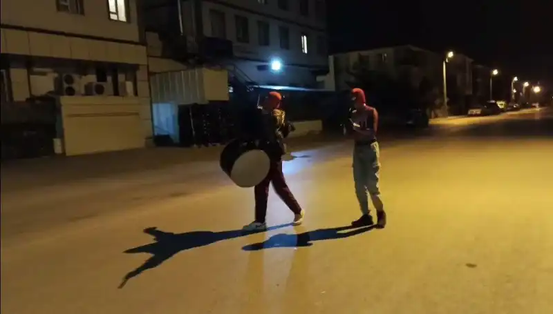 Erzincan Sokaklarının Renkli Yüzü: Sahurda "Örümcek Adamlar" Coşkusu