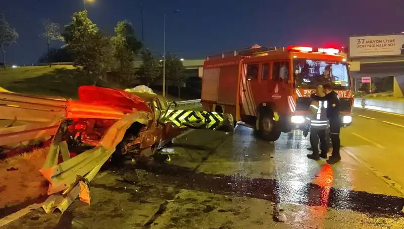 Bariyer Otomobile Saplandı: Sürücü Ağır Yaralı, Kaza Anı Olay Yerinde Filmi Aratmadı