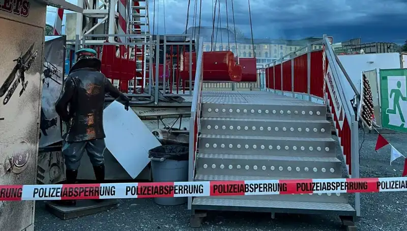 Salıncaktan Feci Kaza: Reklam Direkleriyle Çarpışma Anı Kameralara Yansıdı