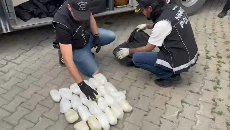 Yolcunun Valizinden Çıkan 13 Kilo Metamfetamin Uyuşturucu Kaçakçılığını Gözler Önüne Serdi