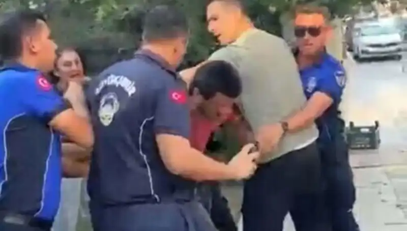 Seyyar Satıcıya Zabıta Tarafından Sokak Ortasında Dayak Skandalı