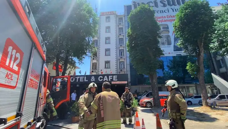 Fatih'teki Otel Yemekhanesinde Çıkan Yangın, Tüm Binaları Tehdit Etti
