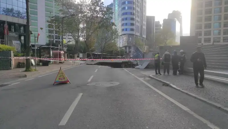 Sarıyer'de Şok Gelişme: Cadde Çökünce Trafik Kaosa Döndü