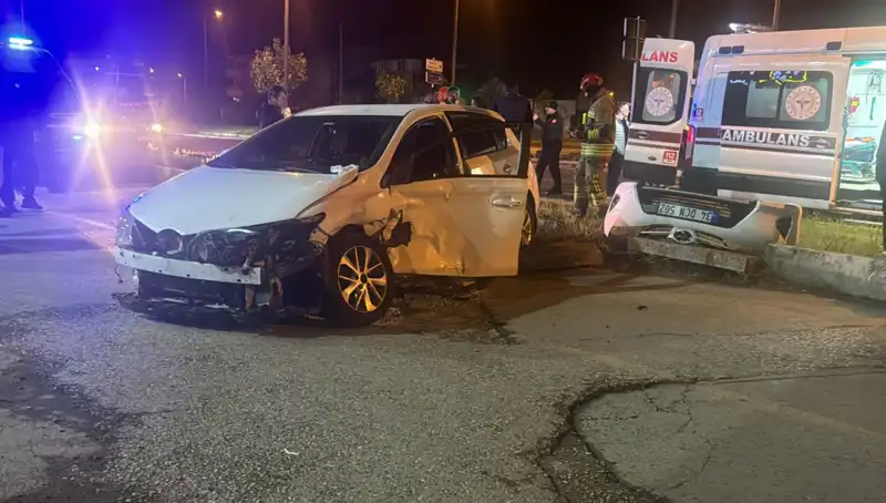 Pikap ve Otomobil Çarpıştı: Korkutan Kaza Anları Anbean Kamerada!