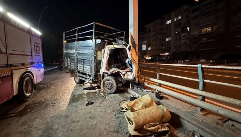 Kamyonet Yön Tabelasına Çarptı: Sürücü Acil Hastaneye Kaldırıldı