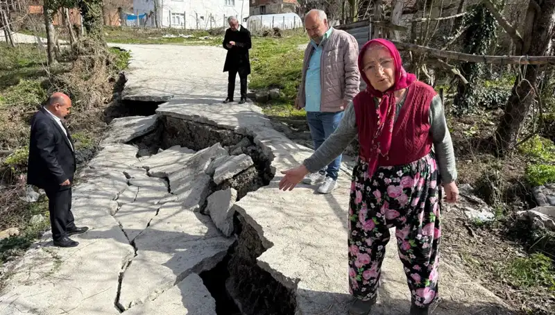 130 Hanelik Mahallede Heyelan Panik Yarattı: Yol Çöktü