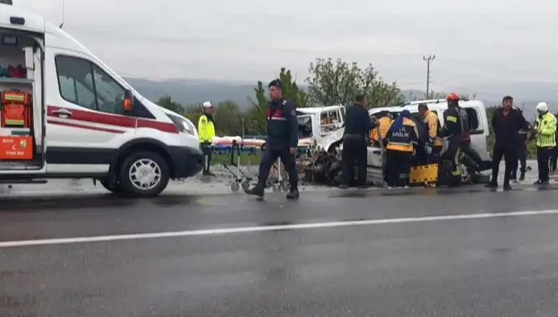 Denizli’de Korkunç Kaza: İki Araç Kafa Kafaya Çarpıştı, 3 Yaralı