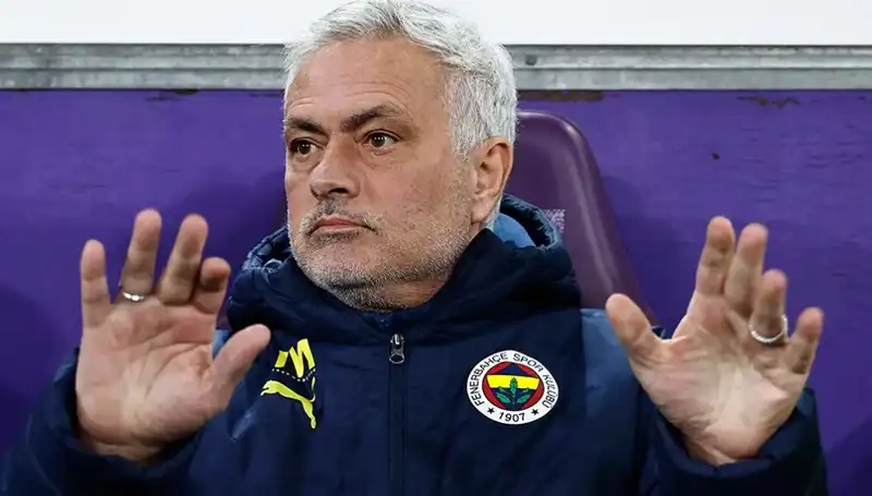 Beşiktaş'a Gitmesi Beklenen Yıldız, Mourinho'nun Hızla Değişen Planlarıyla Takımda Kaldı