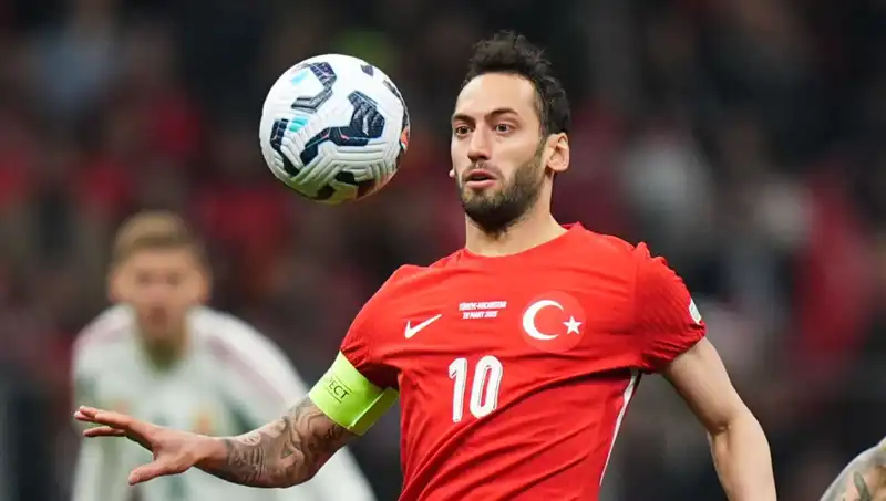 Fenerbahçe'nin Hakan Çalhanoğlu'na Yönelik Teklifi: Mourinho'nun ısrarı neyi işaret ediyor?