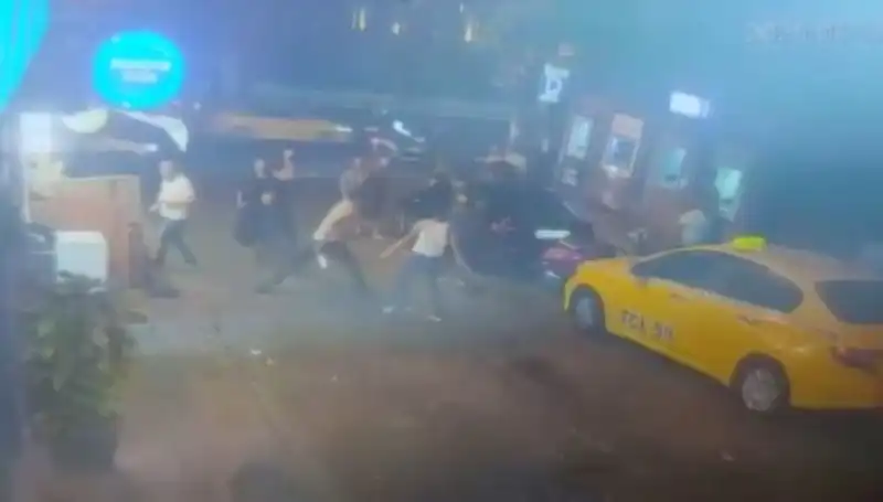 Beyoğlu’nda Tartışma Büyüdü: Kanlı Kavga Gözleri Doldurdu