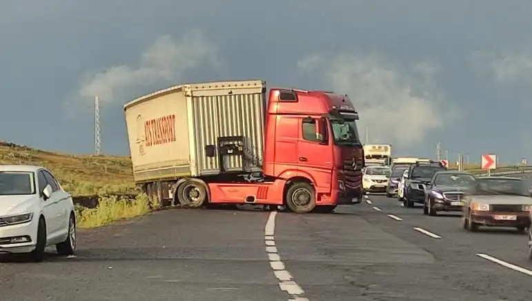 TIR Kaydı Kapalı Yolda Uzun Araç Kuyrukları Oluşturdu: Türkiye'nin Lojistik Krizi