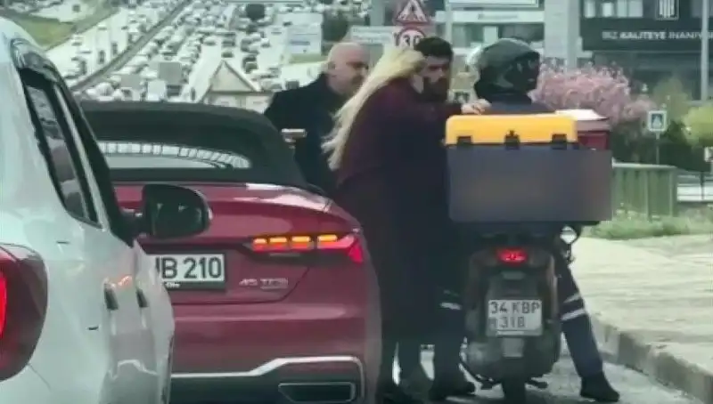 D-100'de Dehşet Anları: Motokuryeye Silah Çekti, Tüm Türkiye Şokta!