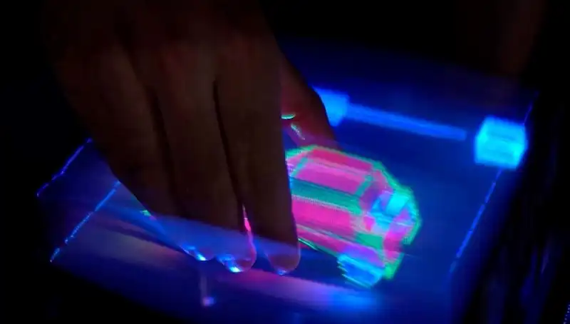 Dünyanın İlk Etkileşimli 3D Hologramı ile Geleceğe Adım Atılıyor!