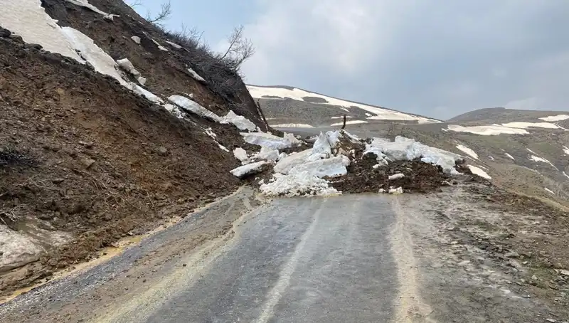 Muş'ta Heyelan Sonrası Kapanan Köy Yolu Nihayet Ulaşıma Açıldı!