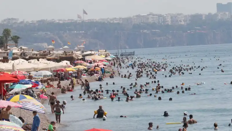 Antalya'da Sıcak Denizde Serinlemek Mümkün Mü? Yaz Zamanı Geliyor!