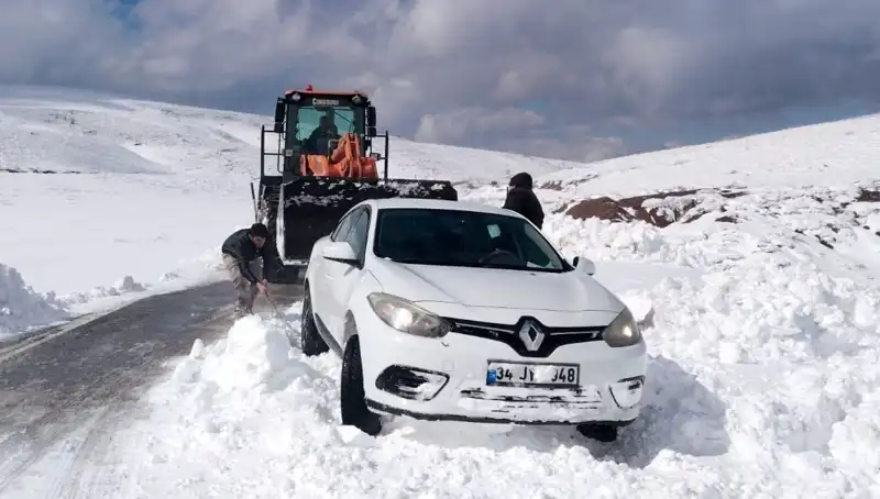 Muş'ta Kar Yağışı Yolları Kapatınca 60 Kişi Mahsur Kaldı