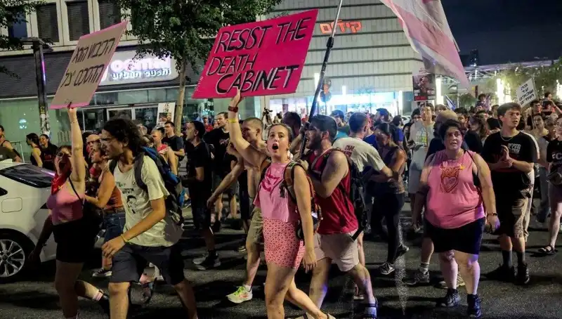 Tel Aviv'de On Binler Netanyahu'ya Karşı Sokağa Çıktı: Protesto Dalgası Yükseliyor