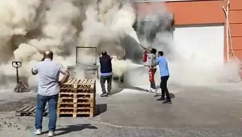 AVM Deposunda Yangın Paniği: Alışveriş Merkezi Hızla Tahliye Edildi
