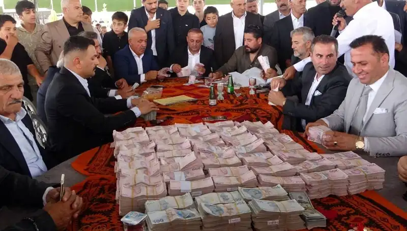 Aşiret Düğününde Rekor Altın ve Para Dağıtıldı!