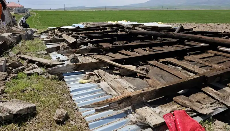 Fırtına Bitlis'i Vurdu, Çatılar Uçtu: Şehirde Yaşananlar!