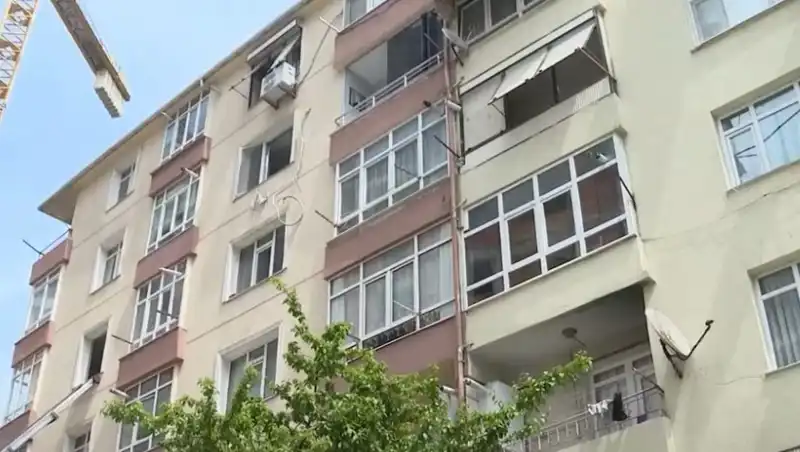 İstanbul'da Kolonları Patlayan Site: 96 Daire Acil Tahliye Ediliyor