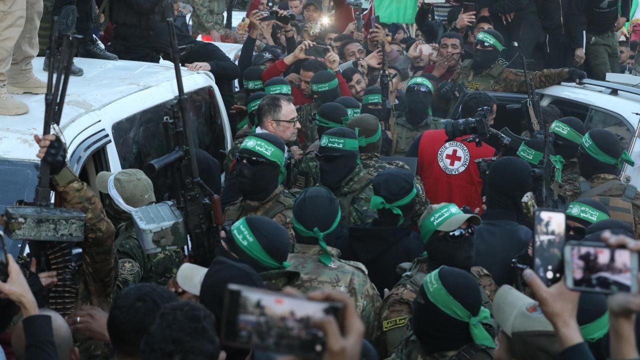 Hamas, İsrailli Kadın Esirleri Kızılhaç'a Teslim Etti