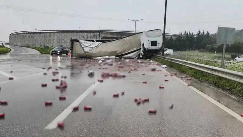 TIR Devrildi: Yolda İçki Kaosu! Olayın Ayrıntıları Şaşırtıcı