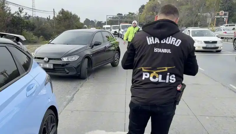 Emniyet Şeridini İhlal Eden Sürücü, Şaşırtıcı Bir Yöntemle Suçunu Yola Saldı