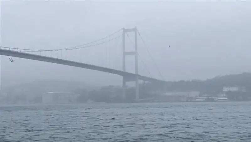 İstanbul Boğazı'nda Gemi Trafiğine Sis Engeli: Ne Oluyor?