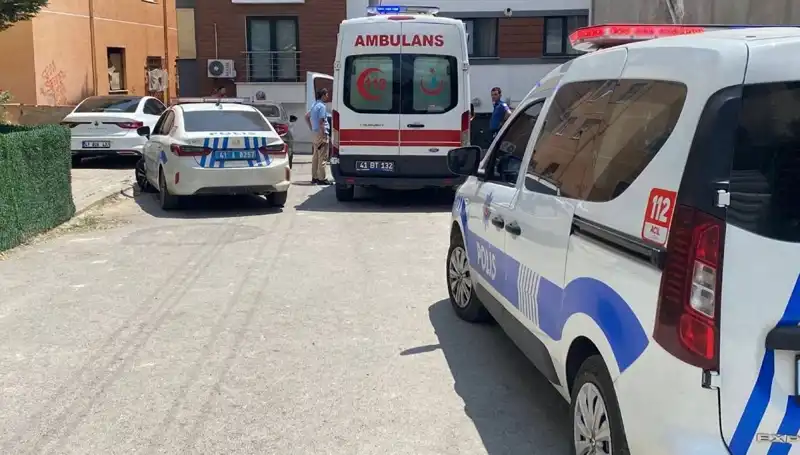 Bıçaklı Kavga: İki Kardeş ve Bir Polis Yaralandı