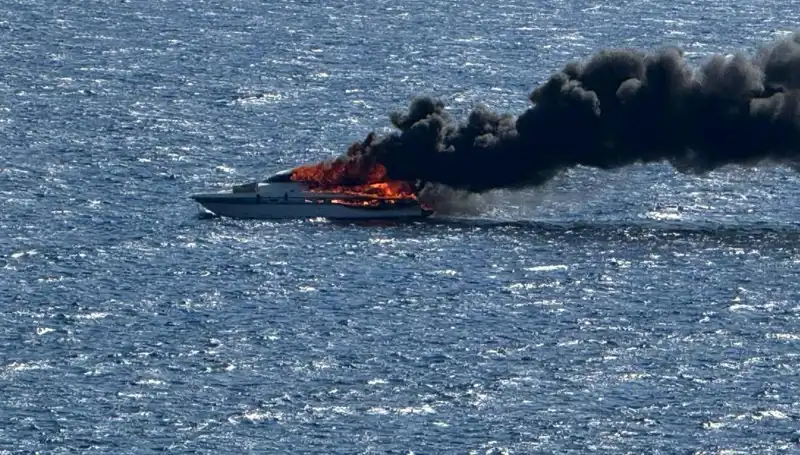 İzmir'de Motoryahta Çıkan Yangın, Sualtı Maceralarını Gölgede Bıraktı!